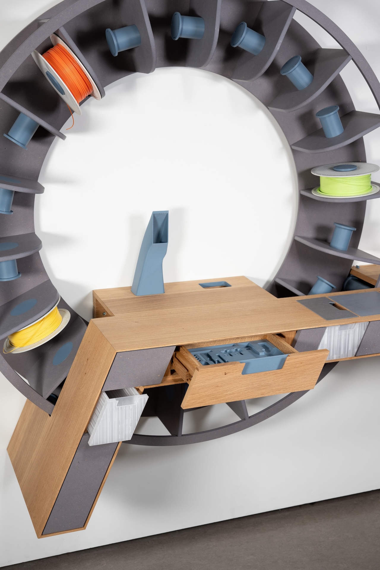 The Iris – ausgezogener Schubkasten und Arbeitsfläche