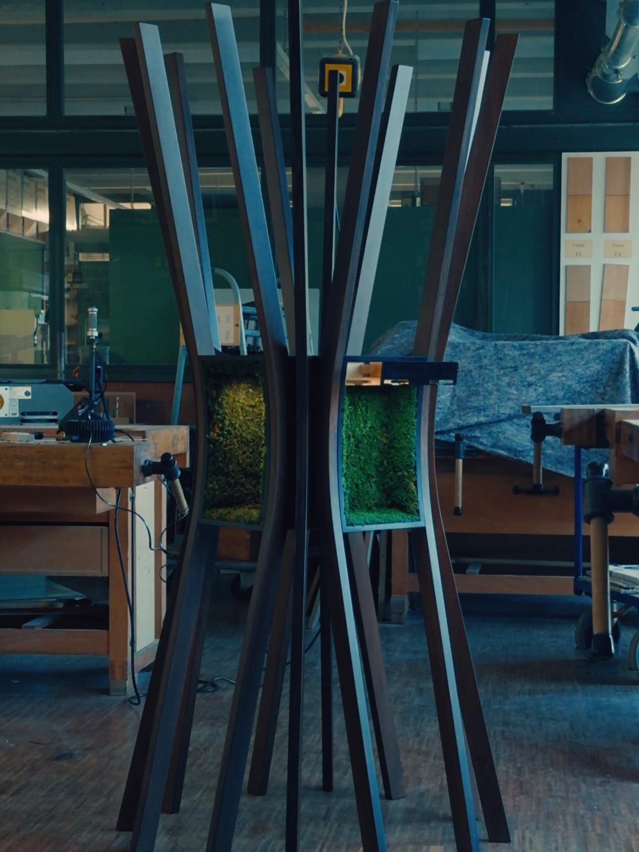 Roots – Werkstattansicht mit begrüntem Möbel